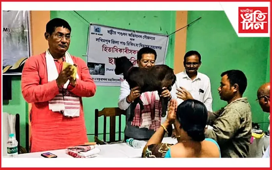 ঢকুৱাখনাত হিতাধিকাৰীৰ মাজত ছাগলী বিতৰণ... 