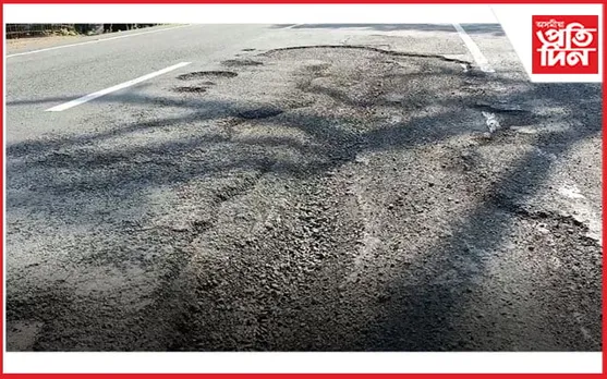 কাজিৰঙাৰ এটা বিধ্বস্ত পথে জলা-কলা খুৱাইছে ৰাইজক...