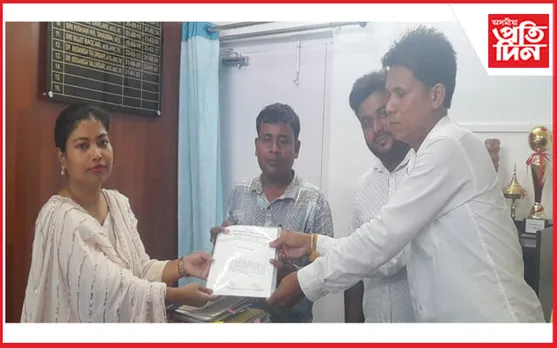 তামুলপুৰত বান পৰিস্থিতি পৰিদৰ্শন কৰি মহকুমাধিপতিক স্মাৰক আছুৰ...