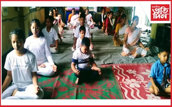 টিহুৰ সাধনা যোগ আৰু ফিটনেচ কেন্দ্ৰত যোগ দিৱস পালন 