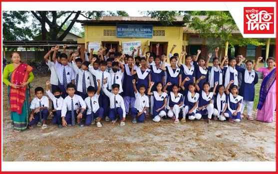 ইংৰাজী ভাষাত গণিত, বিজ্ঞানৰ পাঠদানৰ বিৰোধিতাৰে ক'লা বেজ পৰিধান কৰি প্ৰতিবাদ... 