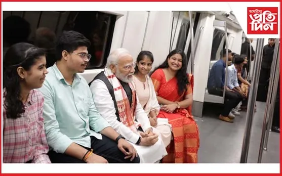 দিল্লীৰ মেট্ৰ'ত মোডীঃ মত বিনিময় কৰিলে সাধাৰণ যাত্ৰীৰে...