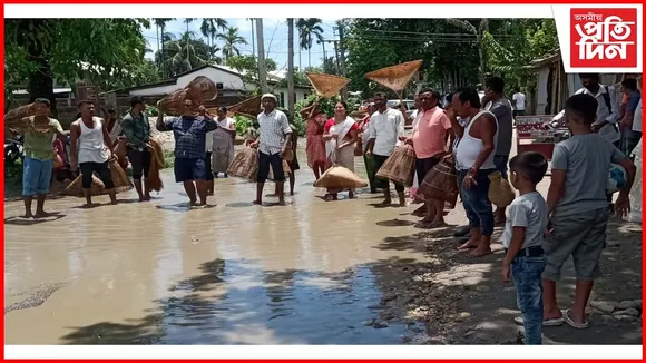 জাকৈ-খালৈ লৈ ৰাজপথত মাছমৰীয়া; পথতে ধৰিল পুঠি-খলিহনা...