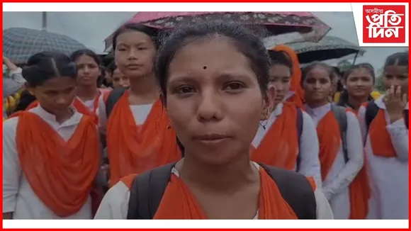 মৰণ ফান্দত পৰিণত মৰাণৰ এটা পথ, ৰাজপথলৈ ওলাই আহিল ছাত্ৰ-ছাত্ৰী...