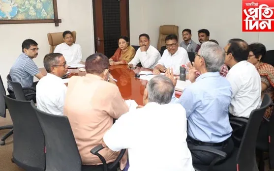জ্যেষ্ঠ নাগৰিকৰ সৈতে মন্ত্ৰী পিযুষ হাজৰিকাৰ গুৰুত্বপূৰ্ণ আলোচনা