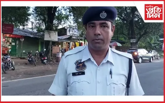 এগৰাকী আৰক্ষীৰ মহানুভৱতা : নিজৰ কান্ধত ওলমাই ৰাখিলে দুৰ্ঘটনাত পতিত মৃতদেহ
