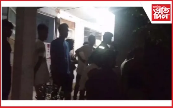 অতিষ্ঠ ৰাইজঃ বিদ্যুৎ কৰ্তনক লৈ নিশাই লেটেকুজান উপ-কেন্দ্ৰ ঘেৰাও...