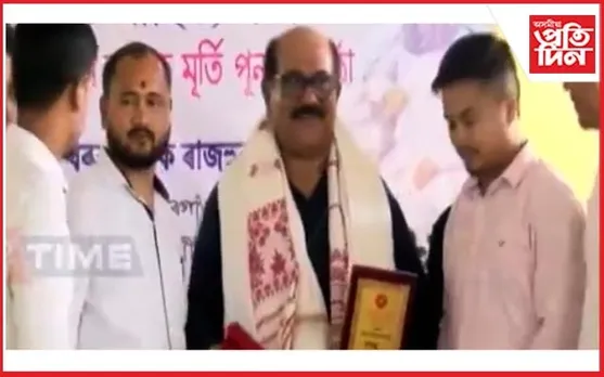 দেৰগাঁৱত হেমচন্দ্ৰ বৰুৱাৰ আবক্ষমূর্তি উন্মোচন : সাদিন-প্ৰতিদিন গোষ্ঠীৰ অধ্যক্ষ জয়ন্ত বৰুৱাক ৰাজহুৱা সম্বৰ্ধনা 