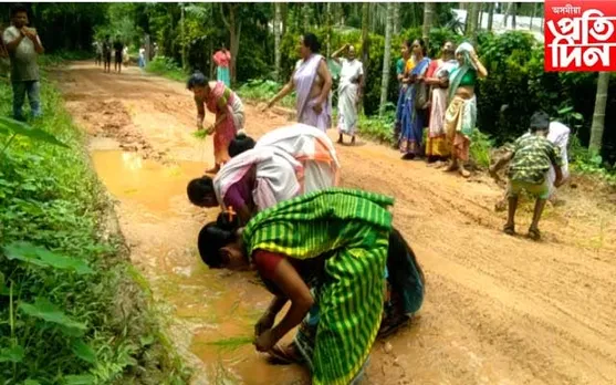পথৰ দুৰৱস্থাঃ ৰাইজে ভুঁই ৰুই সাব্যস্ত কৰিলে প্ৰতিবাদ 