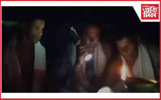 নাই বিদ্যুৎ ব্যৱস্থা : মনিকাঞ্চন ক্ষেত্ৰত টৰ্চৰ পোহৰতে পাঠ কৰিব লগা হৈছে ভাগৱত