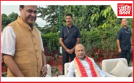 প্ৰাক্তন মুখ্যমন্ত্ৰী প্ৰফুল্ল কুমাৰ মহন্তৰ কাষত ড০ হিমন্ত বিশ্ব শৰ্মা