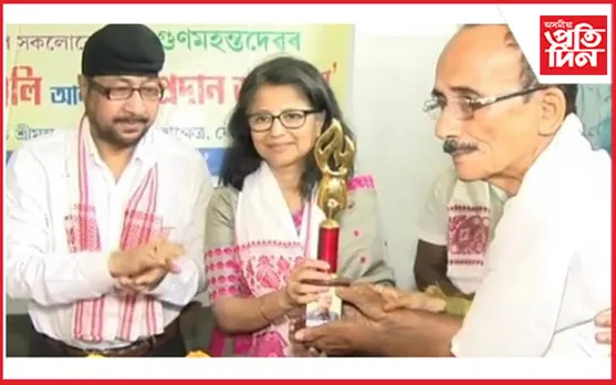 নন্দিনীৰ সম্পাদক মাইনী মহন্তলৈ ২০২৩ বৰ্ষৰ গুণ মহন্তদেৱ বঁটা প্ৰদান