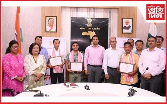 গোলাঘাটত লোক কল্যাণ দিৱস পালনঃ তিনিগৰাকী কৰ্মচাৰীক 'লোকসেৱা বঁটা' প্ৰদান...