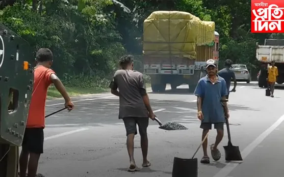 মুখ্যমন্ত্ৰী অহাৰ পূৰ্বে ৰাজপথ মেৰামতি কৰাত ব্যস্ত লোক নিৰ্মান বিভাগৰ কৰ্মচাৰী