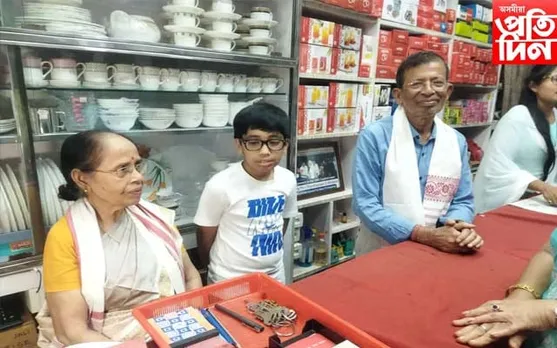 ইছৰোত চাকৰি পোৱাৰ পাছত মাতৃক গীতা উপহাৰ দিছিল চয়নে, মোবাইলত চালে চন্দ্ৰযান-৩ৰ অৱতৰণ