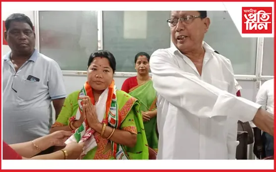 বিজেপিত খহনীয়া : বিজেপি ৱাৰ্ড কমিছনাৰৰ কংগ্ৰেছত যোগদান