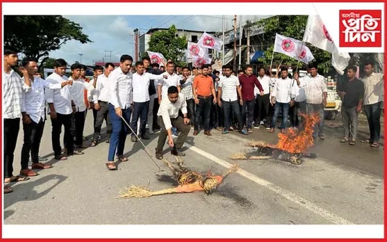 ধেমাজি জিলা আয়ুক্ত কাৰ্য্যালয়ৰ সন্মুখত মুখ্যমন্ত্ৰী আৰু শিক্ষামন্ত্ৰীৰ পুত্তলিকা দাহ