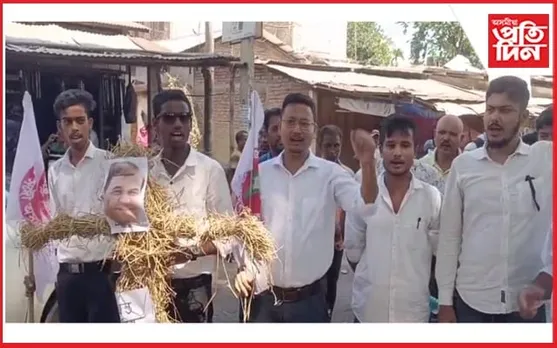 ৰাষ্ট্ৰীয় ঘাইপথত মুখ্যমন্ত্ৰীৰ প্ৰতিকৃতি দাহেৰে আছুৰ প্ৰতিবাদ