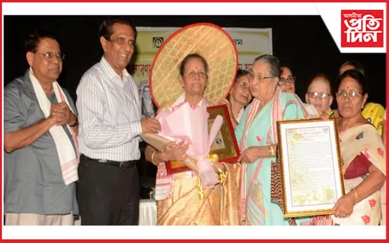 বিশিষ্ট লেখিকা-সমাজকৰ্মী মীনা মহন্তলৈ "লাৱণ্য হাজৰিকা আদৰ্শ মাতৃ" বঁটা