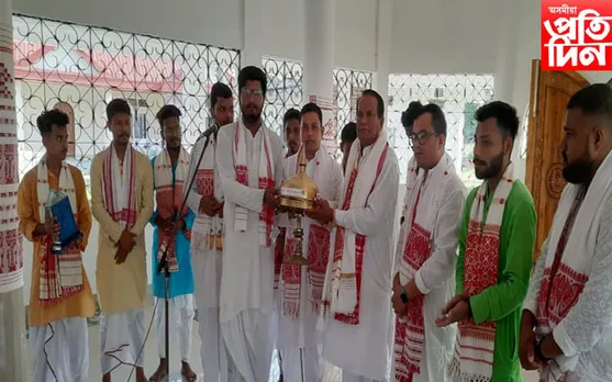 লখিমপুৰ মহকুমা ছাত্ৰ সন্থাৰ তিৰোভাৱ তিথি পালনঃ জগত বনিয়াক শ্ৰী শ্ৰী বঢ়াৰ-পো বটাঁ প্ৰদান