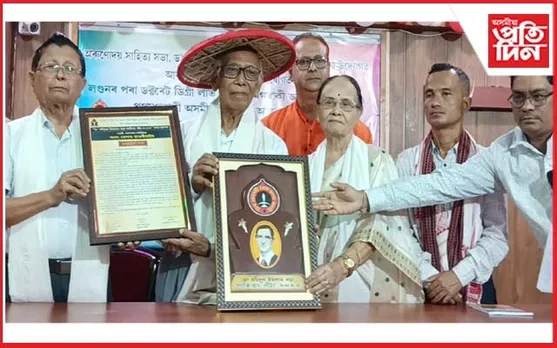 ”ৰংমিলিৰ হাঁহি”ৰ স্ৰষ্টা ৰংবং তেৰাঙক ড০ ময়িদুল ইছলাম বড়া সাহিত্য বঁটা প্ৰদান