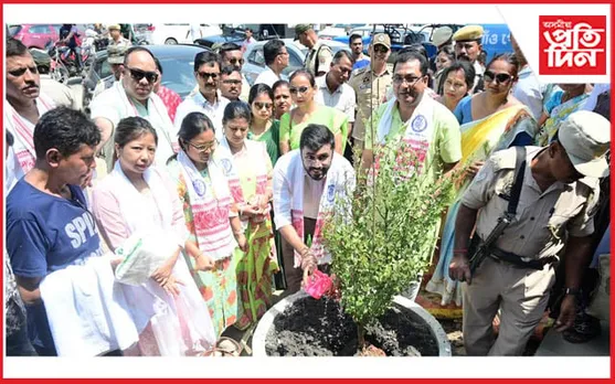অমৃত বৃক্ষ আন্দোলনৰ অংশ হিচাপে নগাঁৱত বিধায়ক ৰূপক শৰ্মাৰ বৃক্ষ ৰোপণ...