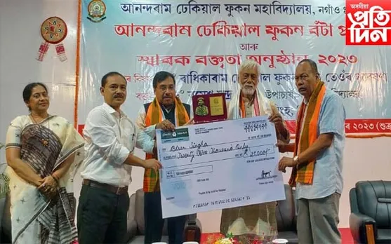 বীৰেন সিংহলৈ আনন্দৰাম ঢেকিয়াল ফুকন বঁটা প্ৰদান