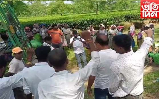কৰম পূজাত মজুৰি কৰ্তনকলৈ আটছাৰ প্ৰতিবাদ