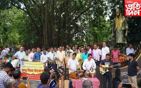 সমস্বৰেৰে "মানুহে মানুহৰ বাবে" পৰিবেশন কৰি নগাঁৱত সুধাকণ্ঠক স্মৰণ