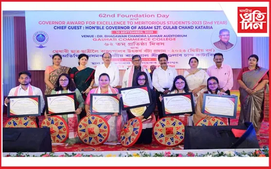 গুৱাহাটী কমাৰ্চ কলেজৰ ৬ মেধাৱীক উৎকৰ্ষ বঁটা প্ৰদান কৰিলে ৰাজ্যপালে 