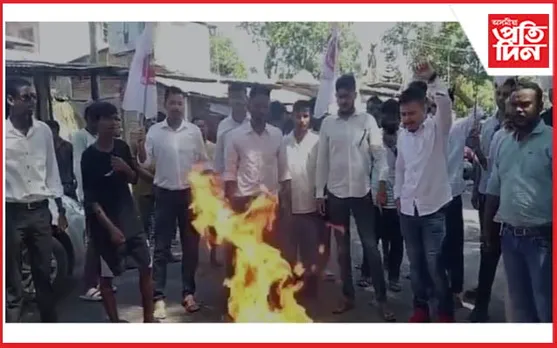 ৰাষ্ট্ৰীয় ঘাইপথ মেৰামতিৰ দাবীৰে বোকাখাট মহকুমা ছাত্ৰ সন্থাৰ উত্তাল প্ৰতিবাদ