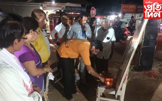 কামপুৰৰ পদপথত গীতে মাতে স্মৰণ সুধাকণ্ঠক