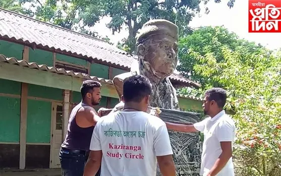 সুধাকণ্ঠৰ কুঠৰীস্থিত বাসগৃহ-আবক্ষ মূৰ্তি পৰিস্কাৰ 'কাজিৰঙা অধ্যয়ন চক্ৰ'ৰ