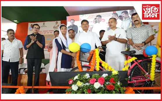 হাইলাকান্দিত চাইকেল বিতৰণ অনুষ্ঠানত মন্ত্ৰী পীযুষ হাজৰীকা
