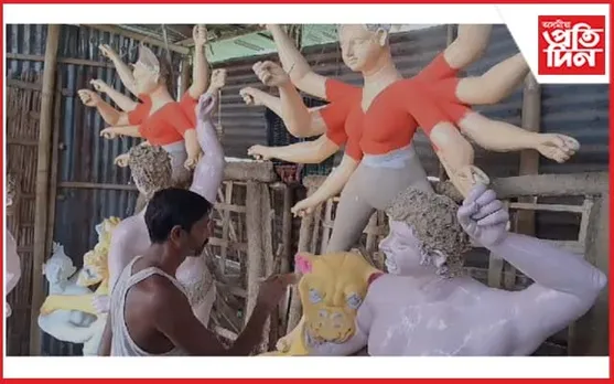 কঠীয়াতলীত প্ৰতিমা নিৰ্মাণত ব্যস্ত মৃৎ শিল্পী
