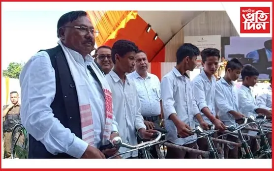 ধেমাজি ষ্টেডিয়ামত নৱম শ্ৰেণীৰ ছাত্ৰ-ছাত্ৰীৰ মাজত চাইকেল বিতৰণ...