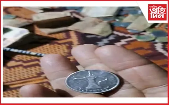 পূজাস্থলীৰ দানপাত্ৰত প্ৰণামী হিচাপে আৰৱীয়ান মুদ্ৰা