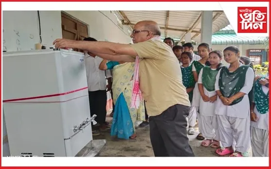 ব্যৱসায়ীৰ মহানুভৱতা : বিদ্যালয়ৰ ছাত্ৰ-ছাত্ৰীৰ বাবে শীতল খোৱাপানীৰ ব্যৱস্থা