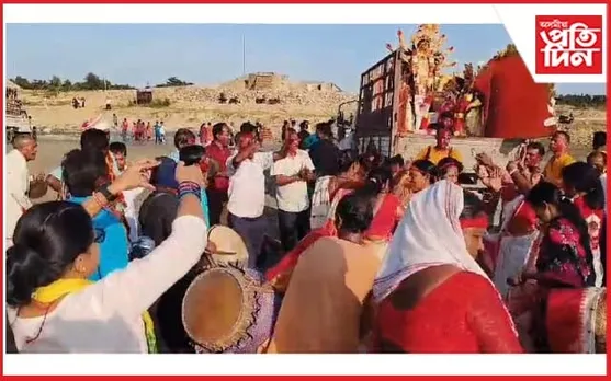 শান্তিপূৰ্ণ পৰিৱেশৰ মাজেৰে গাই নদীত দেৱী বিসৰ্জন