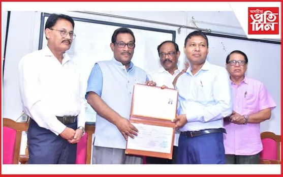 নগাঁও কলেজত "দুলাল চন্দ্ৰ গোস্বামী স্মাৰক গৱেষণা বঁটা" প্ৰদান...