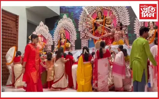বাংলাদেশত দুৰ্গতিনাশিনীৰ বিদায় পৰত আৱেগিক ভক্ত