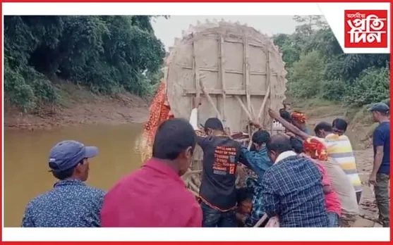 অশ্ৰুসিক্ত নয়নেৰে দেৱী দুৰ্গাক বিদায় দিলে মথুৰাপুৰবাসীয়ে