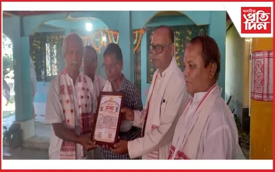 ৩০বছৰ চাইকেলেৰে বিলাই আহিছে বাতৰি কাকত : ভবেন মহন্তক সম্বৰ্ধনা