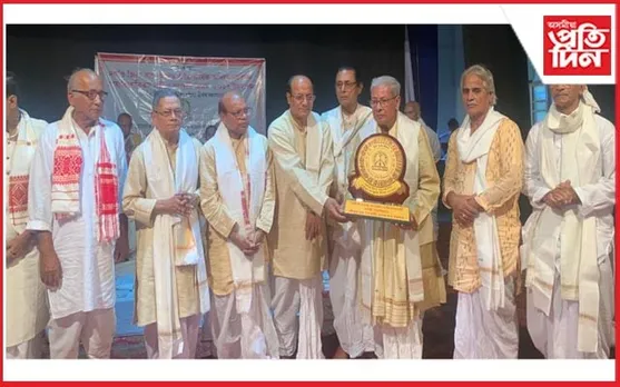 ভৱ গোস্বামীলৈ নগাঁও সত্ৰ মহাসভাৰ 'ৰেবত চন্দ্ৰ মহন্ত স্মাৰক জীৱনজোৰা সাধনা বঁটা'