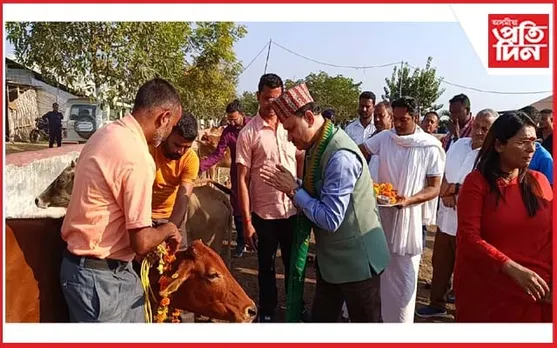মূলসুঁতিলৈ ঘূৰি অহা ২টাকৈ সশস্ত্ৰ সংগঠনৰ সদস্যক গাইগৰু আৰু চিলাই মেচিন বিতৰণ
