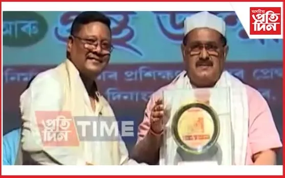 'তাঁতীকুছি'ৰ সপ্তম বাৰ্ষিক প্ৰতিষ্ঠা দিৱসত  'সাদিন-প্ৰতিদিন'গোষ্ঠীৰ অধ্যক্ষ জয়ন্ত বৰুৱাক বিশেষ সম্বৰ্ধনা