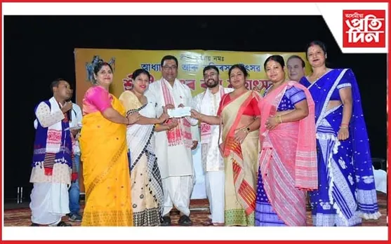 নগাঁৱৰ ১৯০ খন ৰাস সমিতিক চৰকাৰৰ আৰ্থিক অৰিহণাৰ চেক বিতৰণ