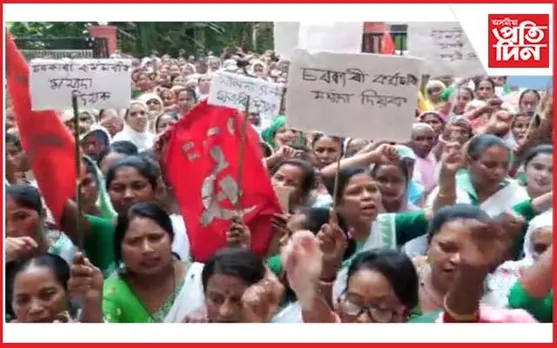 নগাঁৱত অঙ্গনবাড়ী কৰ্মী-সহায়িকাৰ প্ৰতিবাদ