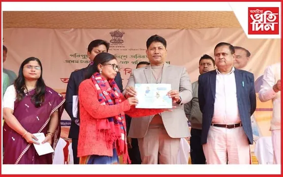বিশ্বনাথত ৰেচন কাৰ্ড বিতৰণত মন্ত্ৰী পিযুষ হাজৰিকা