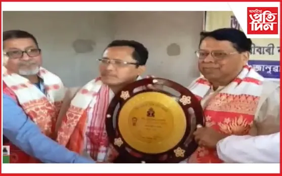 'অসমীয়া প্ৰতিদিন'ৰ কাৰ্যবাহী সম্পাদক ধৈৰ্য হাজৰিকাক অসম সাহিত্য সভাৰ 'অৰুণোদয় বঁটা' প্ৰদান...